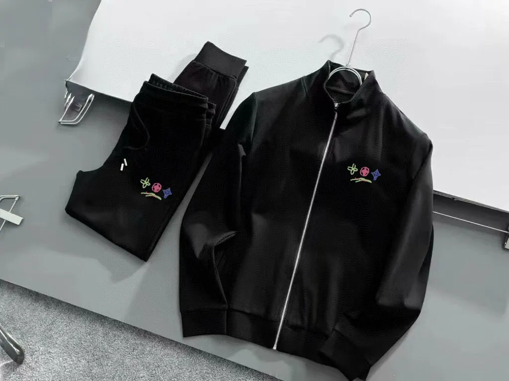 🅿️420 [LV Louis Vuitton] (Fat Man Gospel) hot-selling suit is coming. Focus on the original version of the official website. 2025 new hot-selling cardigan sweater suit. The original order is the best. 🇭🇰The meticulous work of top designers is dedicated to a fitting and perfect upper body effect. All-natural high-quality Roman cotton 100%, close-fitting comfort, noble and elegant! Original hardware embodies elegance and nobility! Counter size: M-5XL (maximum wear up to 220 pounds)